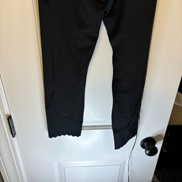 EUC Lululemon Women's Size 6 Align HR Crop 23" Black Scalloped - Picture 7 of 8